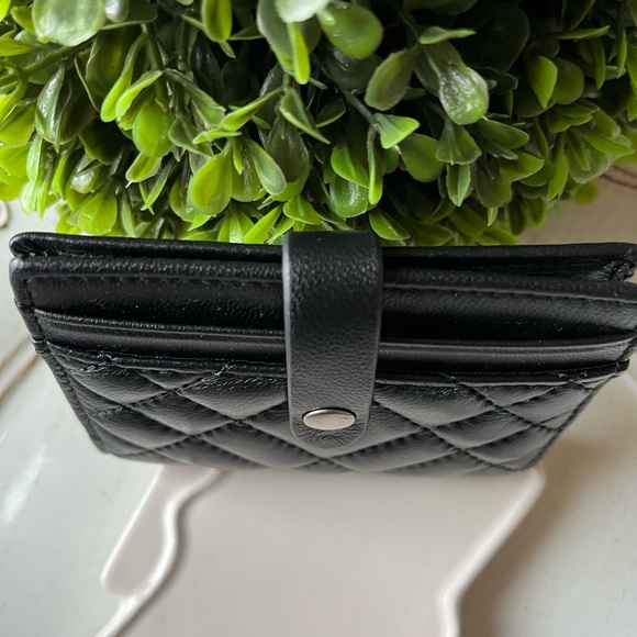 Kurt Geiger black quilted leather bifold cardholder like new - Picture 7 of 9
